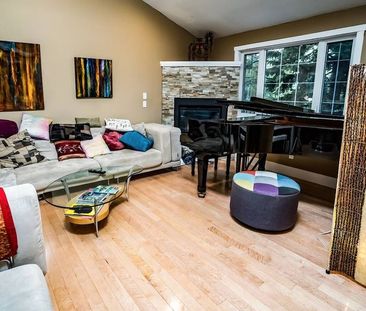 Cozy Central 4BR - Bright & Colourful, Fully Furnished, Hot Tub & AC, Pets OK | Calgary - Photo 1