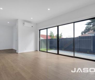 Tullamarine - Photo 1