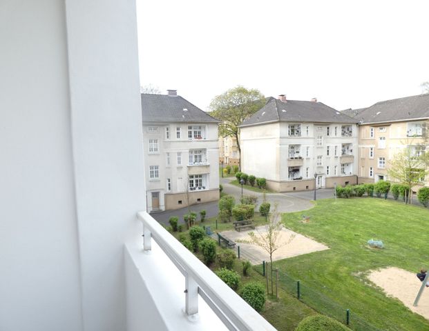 ** Erstbezug nach Sanierung! Stilvolle 2-Zimmer-Altbauwohnung mit Loggia im beliebten Luisenhof ** - Photo 1