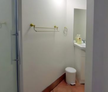 1-Bedroom Unit with Parking – Heart of Kangaroo Point - Photo 2