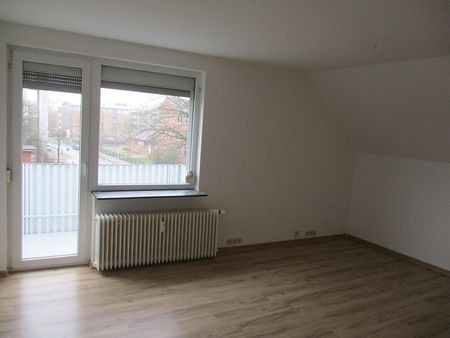 Helle Dachgeschosswohnung in zentraler und ruhiger Wohnlage! - Foto 2