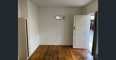 Bright, freshly painted, 1 bedroom apartment - Photo 2