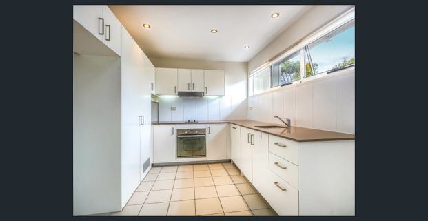 Modern Beachside Townhouse - Moments To Beach - Photo 1