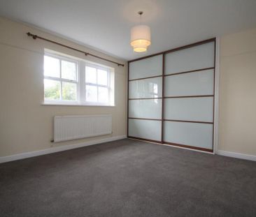4 bedroom detached house to rent - Photo 2