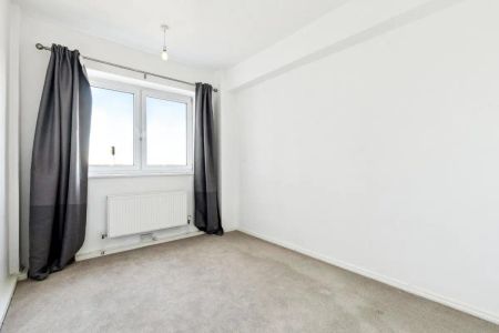 2 bedroom flat in London - Photo 4