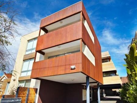 MODERN APARTMENT WITH COURTYARD - Photo 2