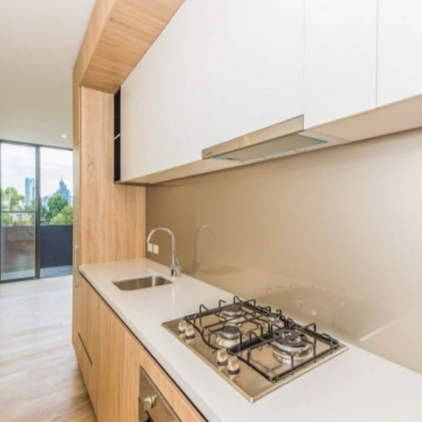 Large, Top Floor Apartment with Amazing City Views! - Photo 1