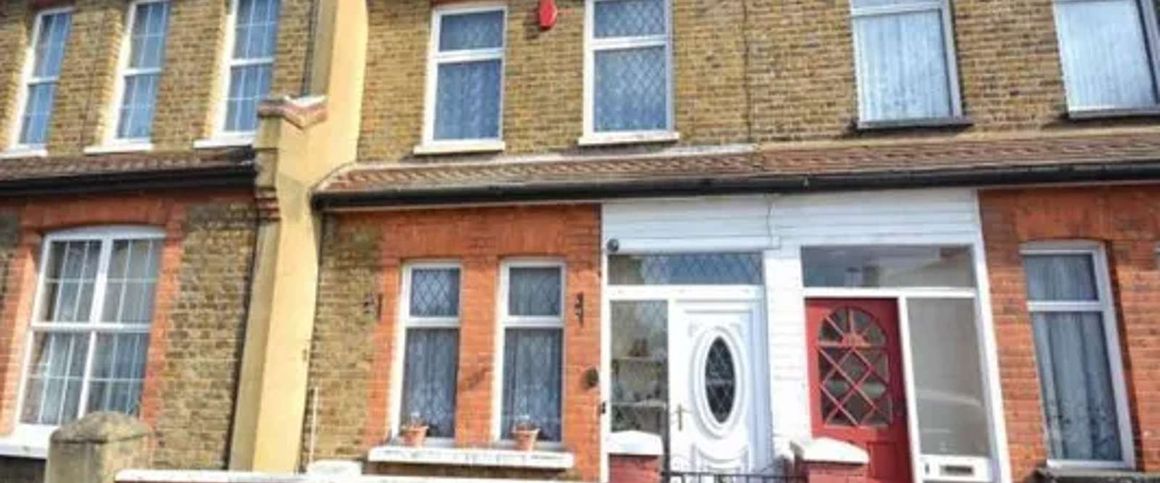 Priory Avenue ROOM 3 - Photo 1