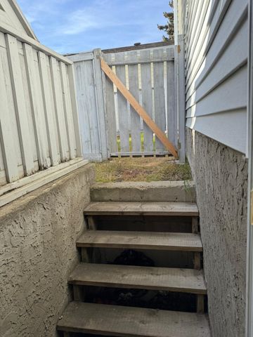 Beautiful 5 Bedroom Home in Eastview! - Photo 3