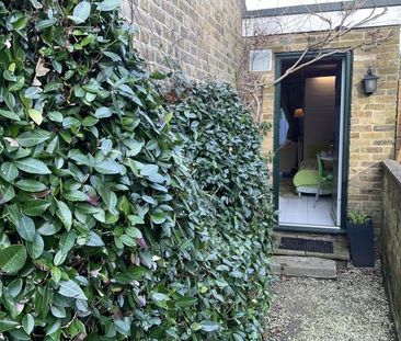 Immaculate ,self contained studio overlooking Eton College playing ... - Photo 5