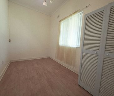 Neat 3-Bedroom Home in Convenient Royal Park Location - Photo 6