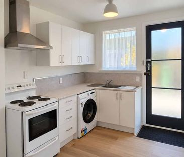** RICHMOND - 2 BEDROOM UNIT RENOVATED ** - Photo 2