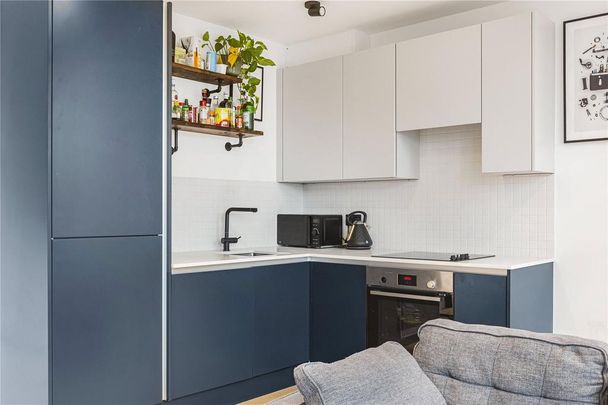 Studio to rent - Photo 1