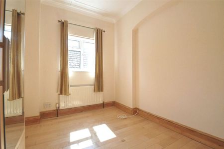 This one bedroom first floor apartment is situated within a converted period building, and is conveniently located for both Northwood High Street and Northwood Station. - Photo 4