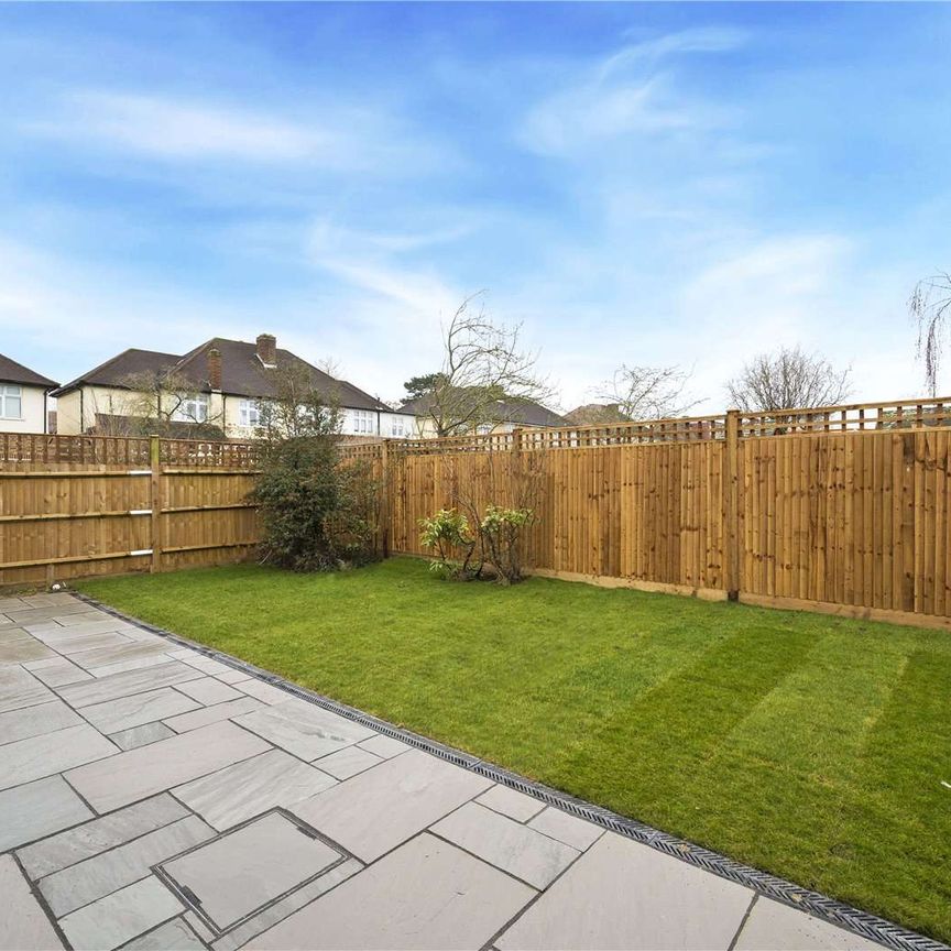 A modern three bedroom family home, presented to the highest standard. Also featuring private sunny-aspect rear garden and driveway for 2 cars. - Photo 1