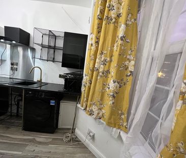 Studio Flat, Banff Road, M14 - Photo 3