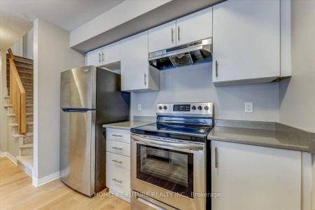 Condo Townhouse For Lease | E9242212 - Photo 3