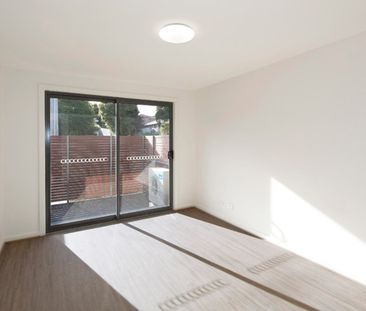 DOUBLE STORY 1 BEDROOM APARTMENT NEAR MONASH UNI! - Photo 3