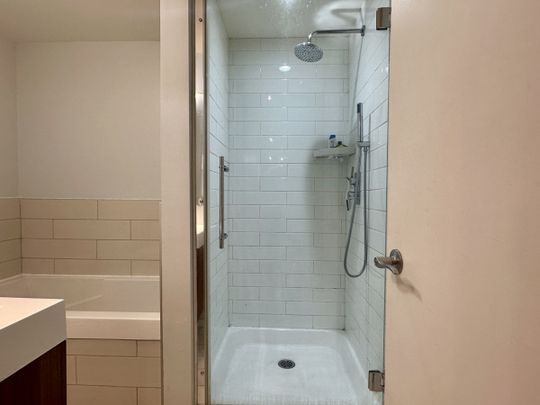 MÉTRO EDOUARD-MONPETIT: Grand logement de deux chambres fermées offert en location semi-meublé avec chauffage et eau chaude INCLUS. - Photo 1
