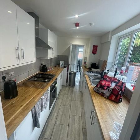 82 Leopold Street - Modern 4 Bed 2 BathLoughborough - Photo 3