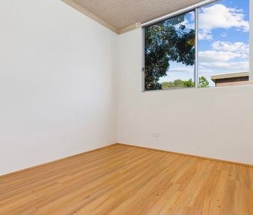 Neat | Bright | Charming | Two Bedder in the heart of Meadowbank - Photo 5