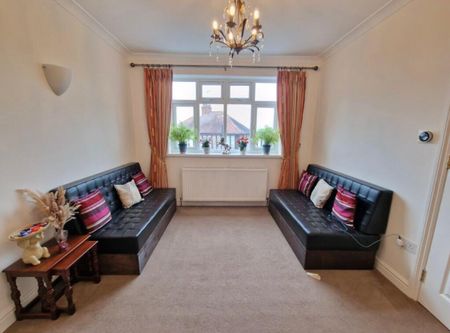 5 Bed Semi-Detached House, Highfield Avenue, NW9 - Photo 2