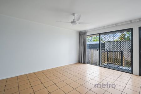 Beautifully Updated Townhouse Moments from Oxford Street!! - Photo 3