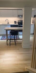 Beautiful fully renovated 2 bedroom + den - Photo 4