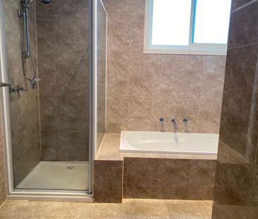 Modern 3 Bedroom Home - Photo 5