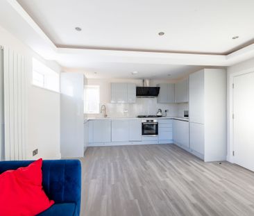 To Let 2 Bedroom Flat - Photo 2