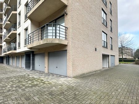 Centraal gelegen appartement met drie slaapkamers en garage - Foto 2