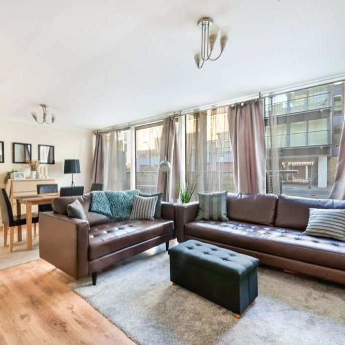 Modern and spacious 2 bedroom, 2 bathroom apartment to rent in this popular development moments from the Canary Wharf estate. Includes parking for one car. - Photo 1
