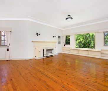 LARGE, NEAR LEVEL GARDENS - 1,189 SQUARE METRES - Photo 1