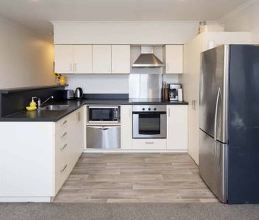 Sun-Drenched 3-Bedroom Top Floor Apartment - Photo 3