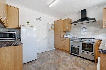5 bedroom semi-detached house to rent - Photo 3