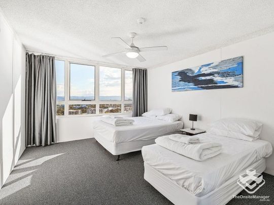 Exquisite 3-Bedroom Penthouse-Style Apartment with Breathtaking 300-Degree Views in the Heart of Surfers Paradise - Photo 1