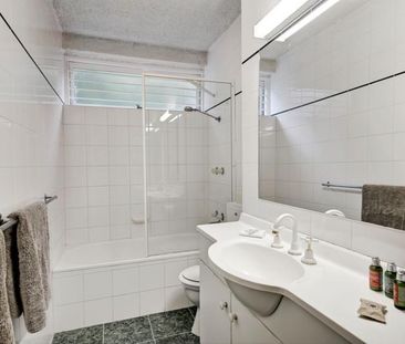 HUGE GROUND FLOOR 2 BEDROOM APARTMENT WITH OFF STREET PARKING - Photo 6