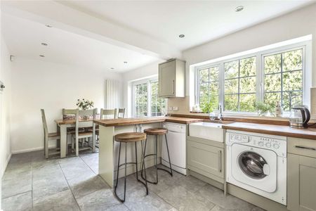 A modern family home ideally located for the amenities of town and station - Photo 5