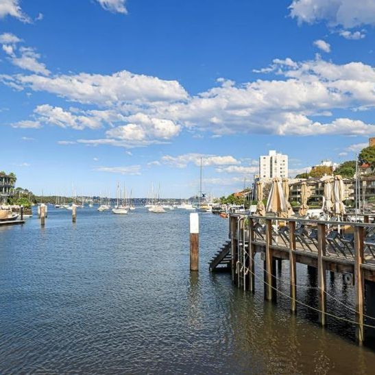 Modern two-bedroom apartment in one of Kirribilli's most sought-after locations. - Photo 1