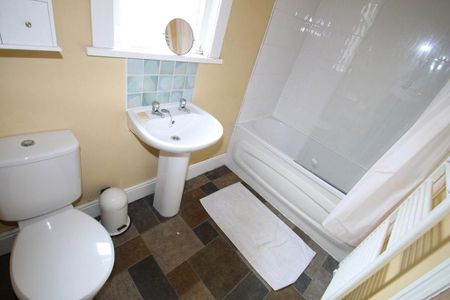 3 bedroom terraced house to rent - Photo 4