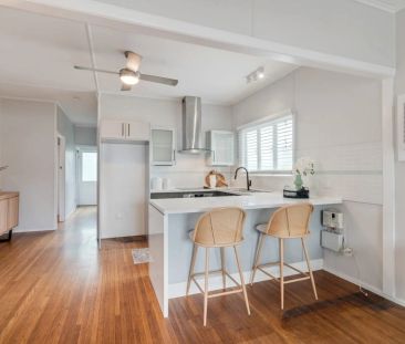 Timeless Charm with Modern Comfort - Castle Hill Views - Photo 2