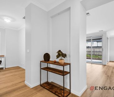 Massive house and a big yard for everyone to play! - Photo 2