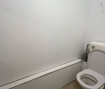 three bedroom ground floor flat close to goodmayes station- - Photo 3