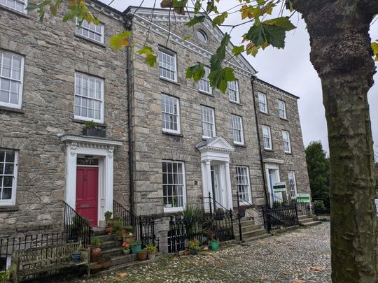 The Square, Penryn - Photo 1