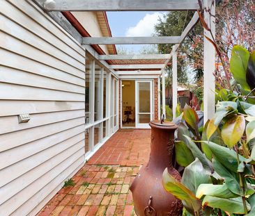 Spacious family home in sought after pocket of Camberwell - Photo 6