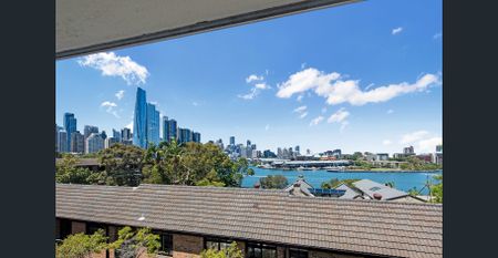 Five-minute walk to foreshore parklands and ferry - Photo 5