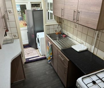3 Bed Terraced House, Stokes Road, E6 - Photo 5