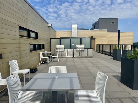 Condo de 2 chambres offert en location semi-meublée ! - Photo 1