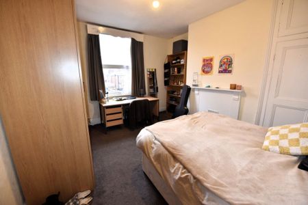 6 bedroom House in Royal Park Road, Leeds - Photo 5