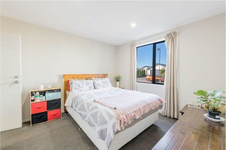 Immaculate 3 bedroom townhouse with garage! - Photo 2